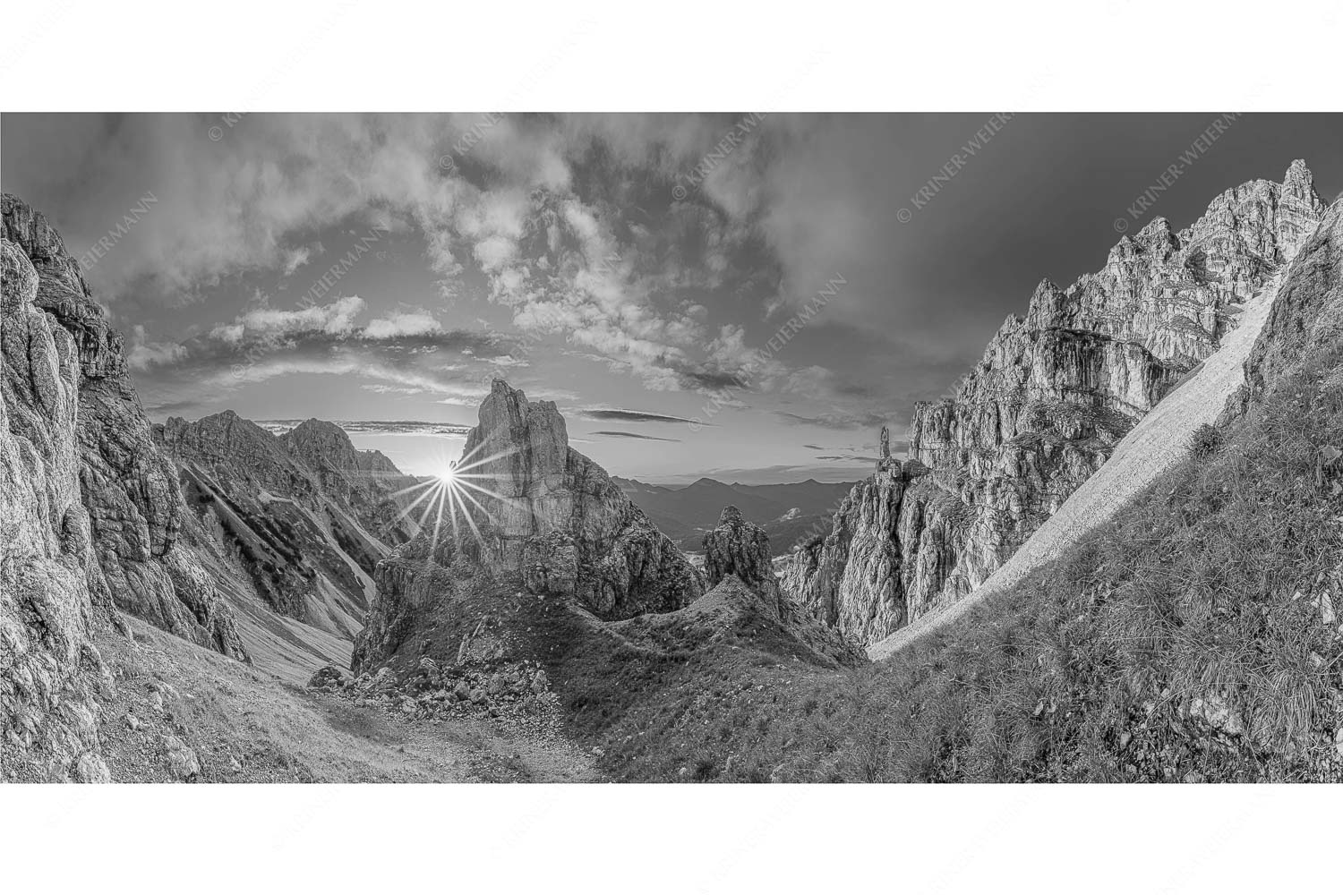 Letzte Sonnenstrahlen im Bereich der Schöttlkarspitze - Leuchttürme - Seitenverhältnis 2:1 - Sonnenuntergang im Soierngebirge - weitere Infos unter https://www.kriner-weiermann.de
