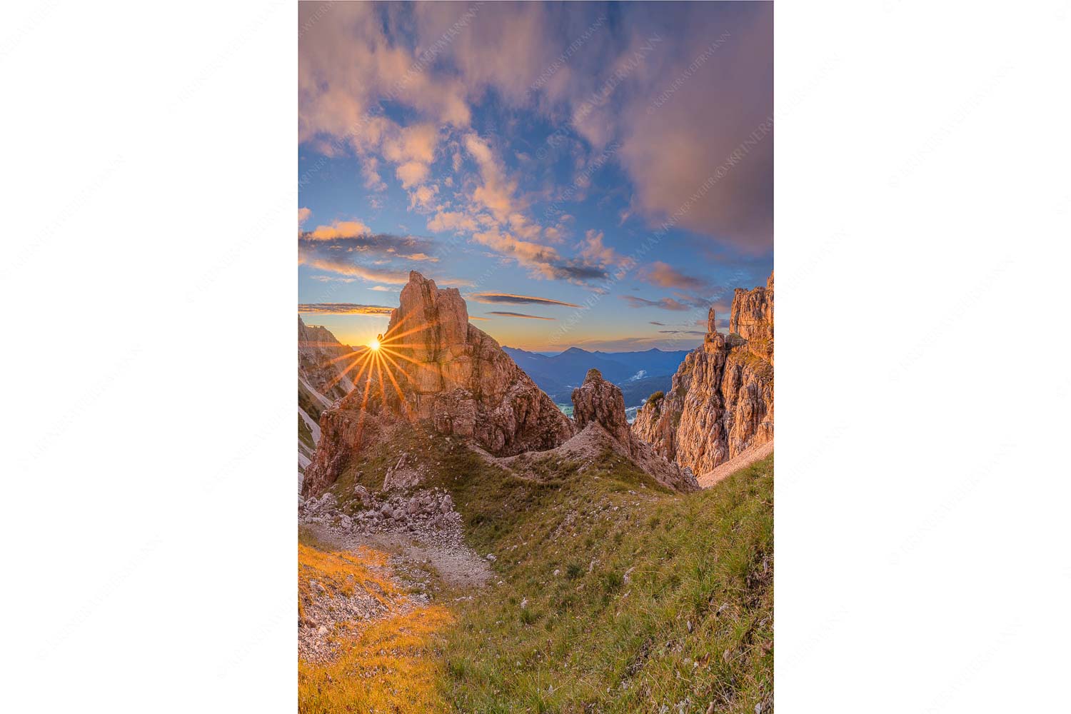 Letzte Sonnenstrahlen im Bereich der Schöttlkarspitze - Leuchttürme - Seitenverhältnis 2:3 - Sonnenuntergang im Soierngebirge - weitere Infos unter https://www.kriner-weiermann.de
