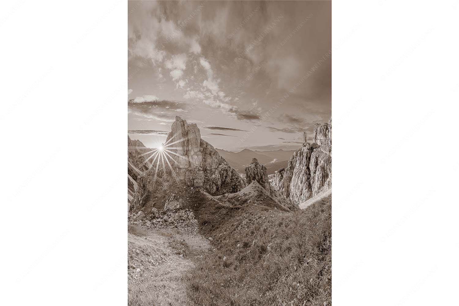 Letzte Sonnenstrahlen im Bereich der Schöttlkarspitze - Leuchttürme - Seitenverhältnis 2:3 - Sonnenuntergang im Soierngebirge - weitere Infos unter https://www.kriner-weiermann.de