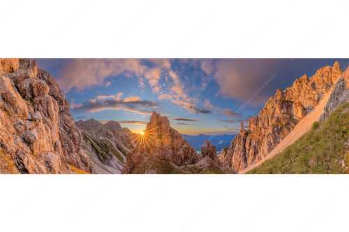 Letzte Sonnenstrahlen im Bereich der Schöttlkarspitze - Leuchttürme - Seitenverhältnis 3:1 - Sonnenuntergang im Soierngebirge - weitere Infos unter https://www.kriner-weiermann.de