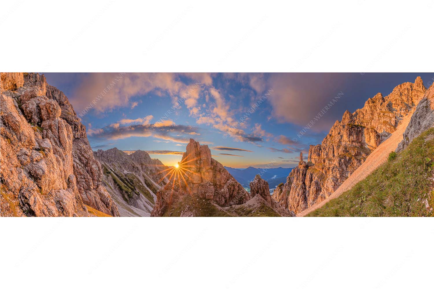 Letzte Sonnenstrahlen im Bereich der Schöttlkarspitze - Leuchttürme - Seitenverhältnis 3:1 - Sonnenuntergang im Soierngebirge - weitere Infos unter https://www.kriner-weiermann.de