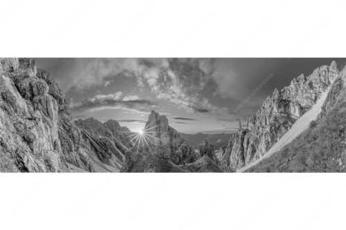 Letzte Sonnenstrahlen im Bereich der Schöttlkarspitze - Leuchttürme - Seitenverhältnis 3:1 - Sonnenuntergang im Soierngebirge - weitere Infos unter https://www.kriner-weiermann.de