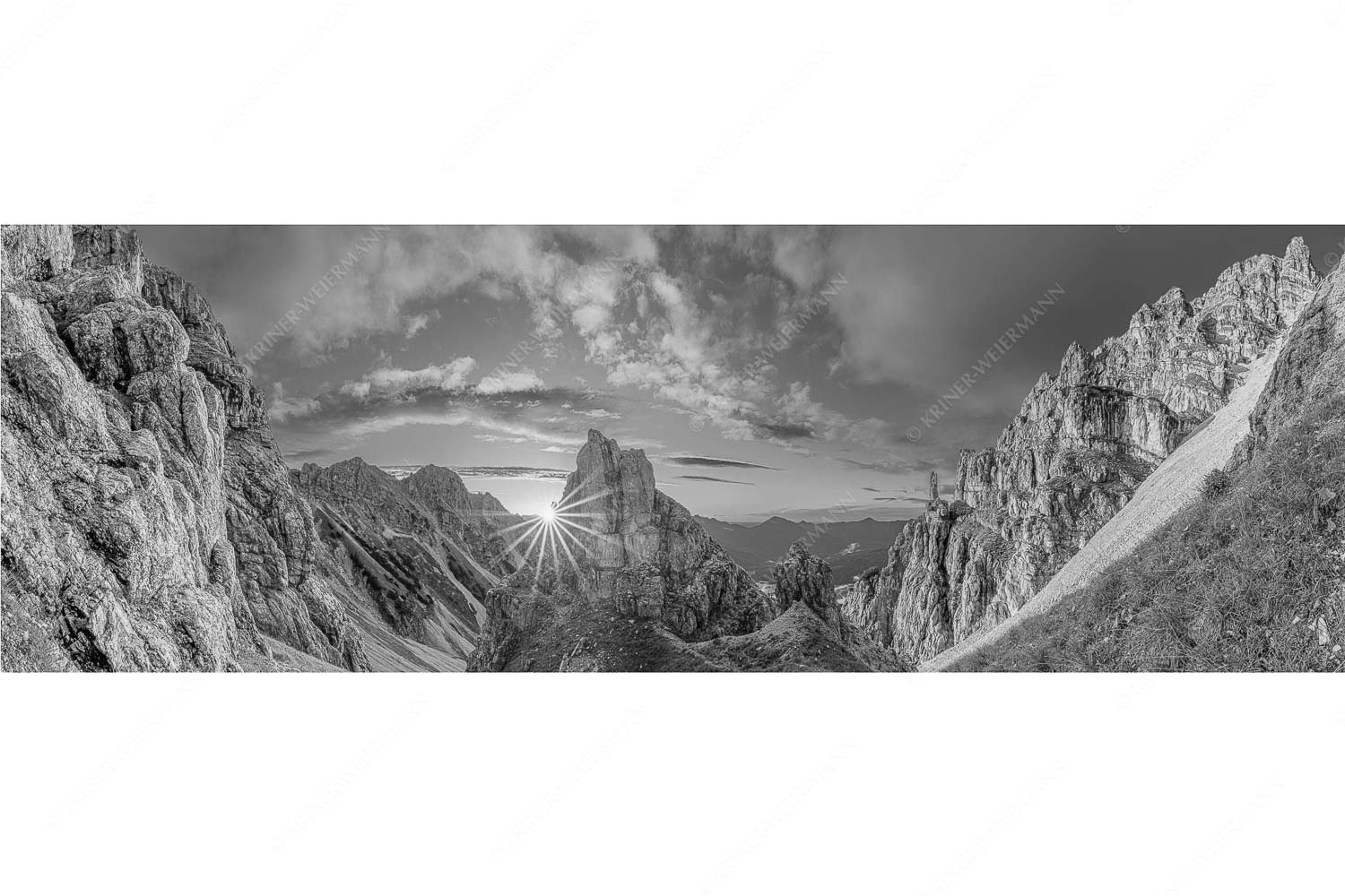 Letzte Sonnenstrahlen im Bereich der Schöttlkarspitze - Leuchttürme - Seitenverhältnis 3:1 - Sonnenuntergang im Soierngebirge - weitere Infos unter https://www.kriner-weiermann.de