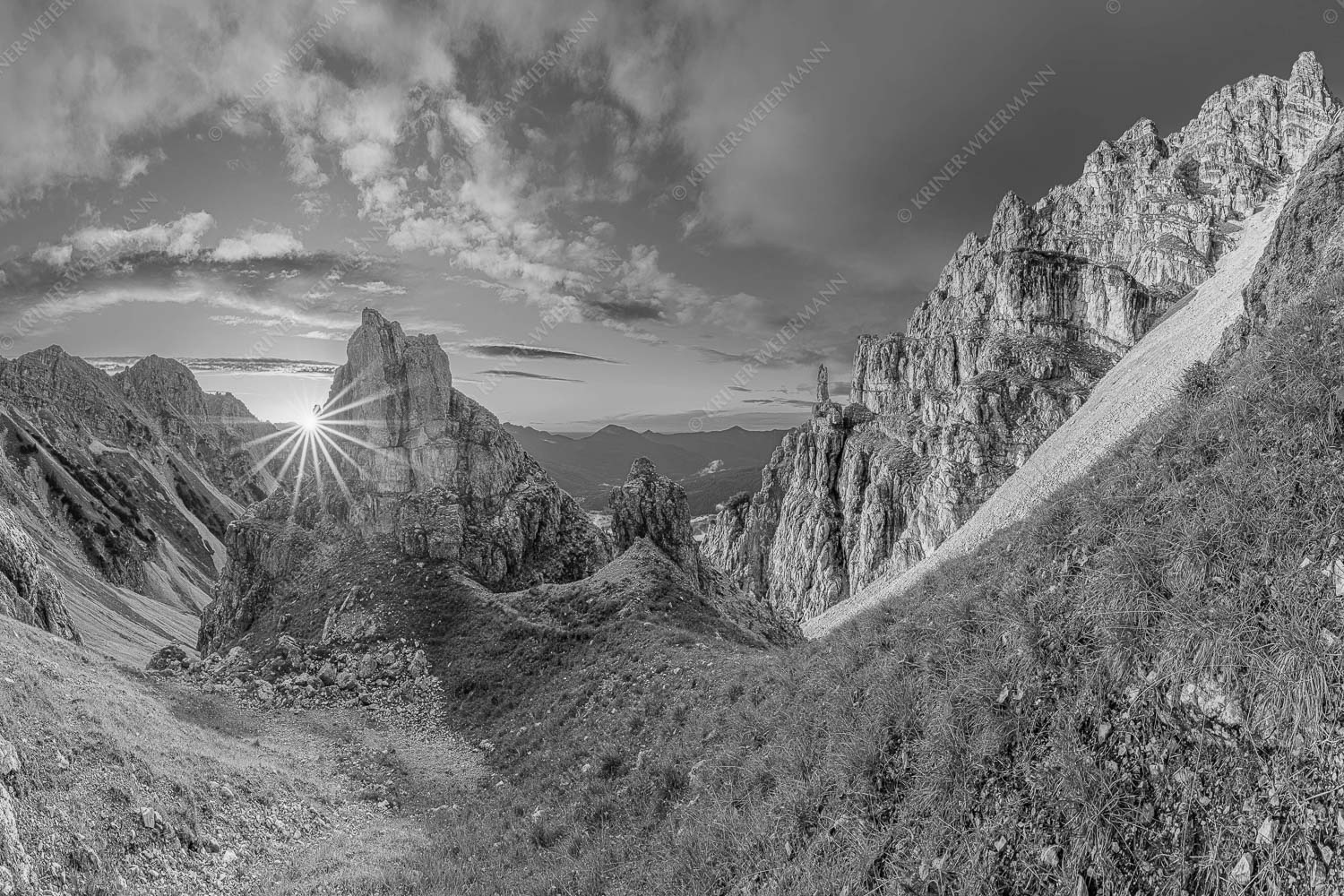 Letzte Sonnenstrahlen im Bereich der Schöttlkarspitze - Leuchttürme - Seitenverhältnis 3:2 - Sonnenuntergang im Soierngebirge - weitere Infos unter https://www.kriner-weiermann.de