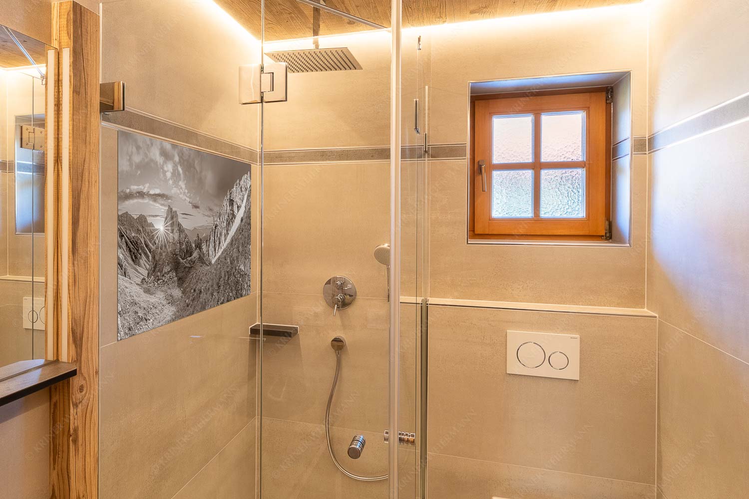 Letzte Sonnenstrahlen im Bereich der Schöttlkarspitze - Leuchttürme - Glasbild - Größe ca. 120x80cm, Seitenverhältnis 3:2 - Sonnenuntergang im Soierngebirge - weitere Infos unter https://www.kriner-weiermann.de