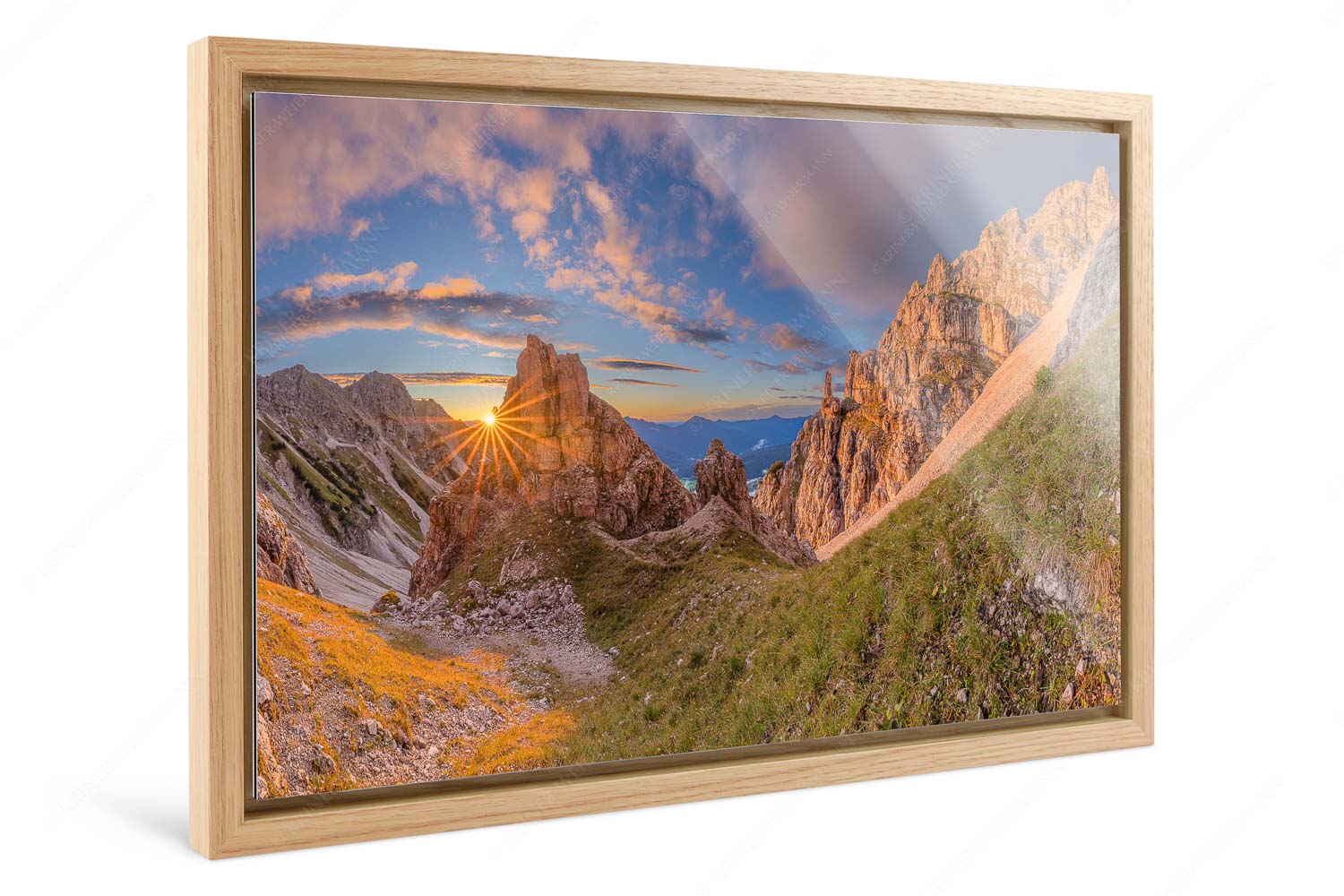 Leuchttürme – Foto im Schattenfugen-Rahmen, Seitenverhältnis 3:2 — Sonnenuntergang im Soierngebirge Letzte Sonnenstrahlen im Bereich der Schöttlkarspitze - Leuchttürme - Foto im Schattenfugen-Rahmen, Seitenverhältnis 3:2 - Sonnenuntergang im Soierngebirge - weitere Infos unter https://www.kriner-weiermann.de