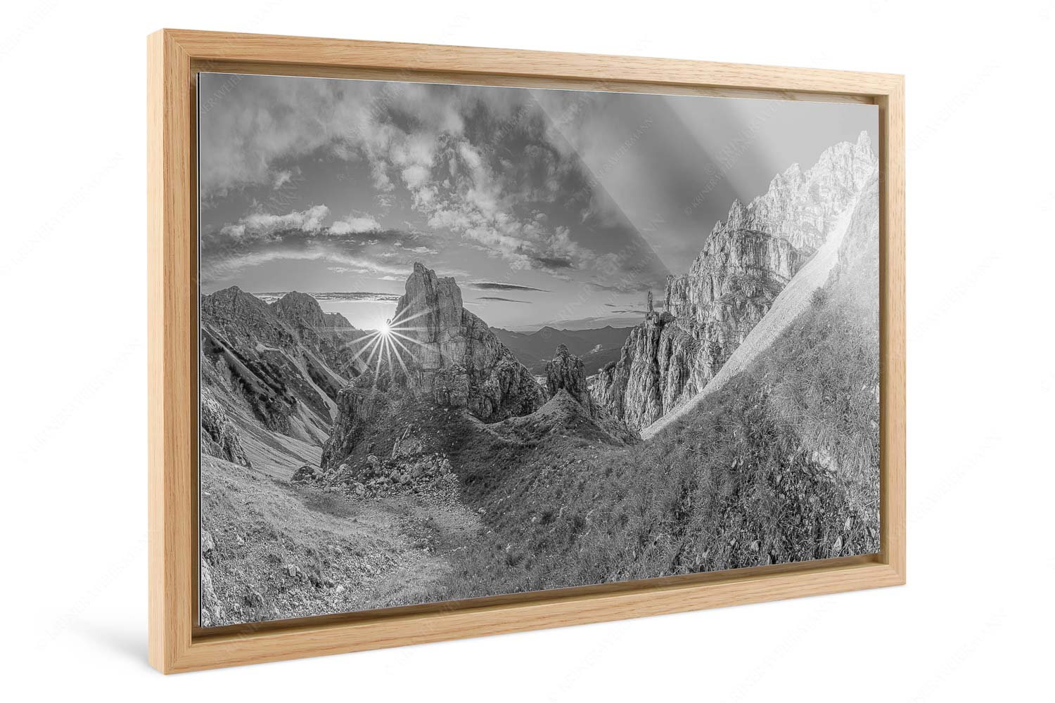 Leuchttürme – Foto im Schattenfugen-Rahmen, Seitenverhältnis 3:2 — Sonnenuntergang im Soierngebirge Letzte Sonnenstrahlen im Bereich der Schöttlkarspitze - Leuchttürme - Foto im Schattenfugen-Rahmen, Seitenverhältnis 3:2 - Sonnenuntergang im Soierngebirge - weitere Infos unter https://www.kriner-weiermann.de