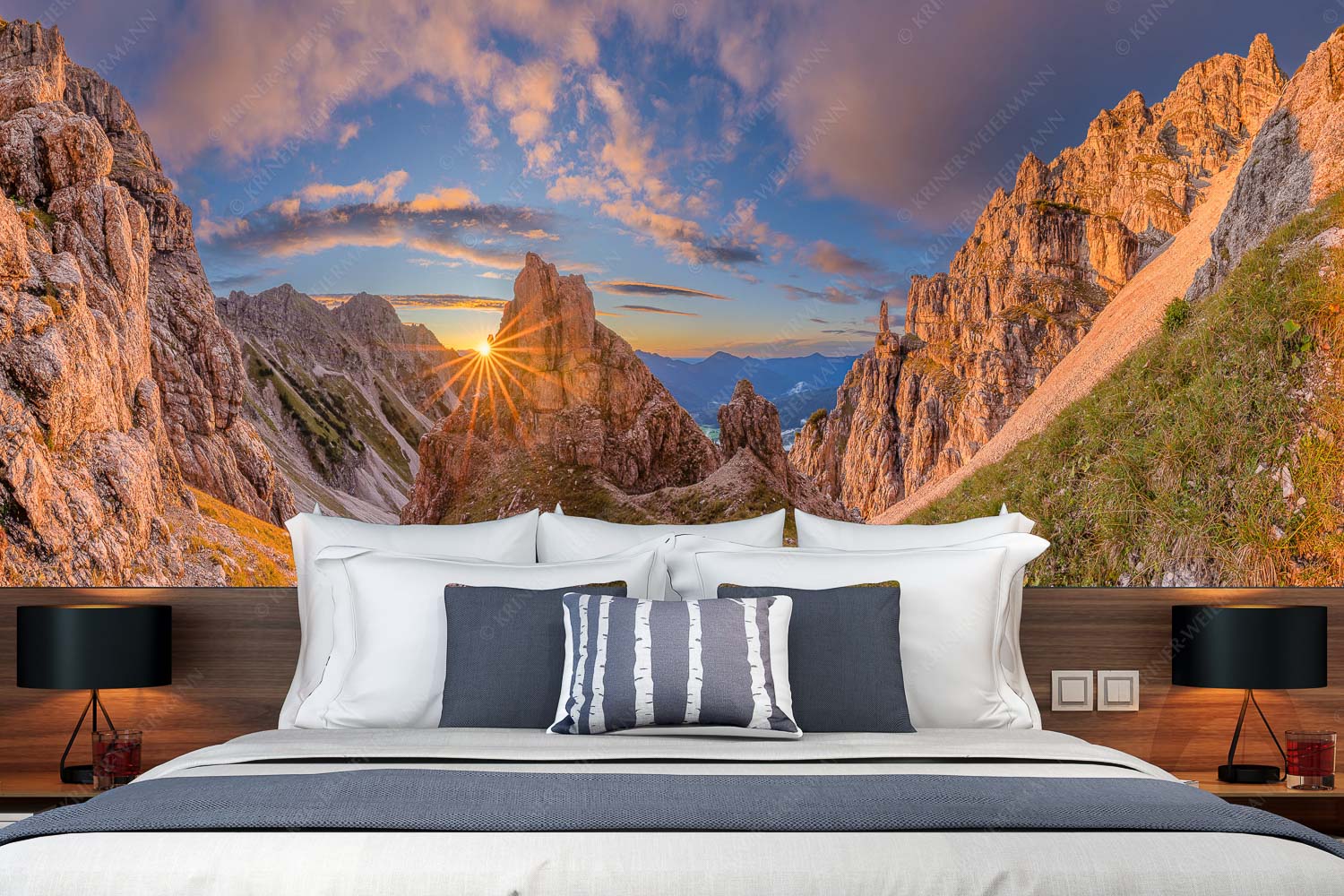 Leuchttürme – Fototapete – Größe ca. 350x140cm, Seitenverhältnis 2,5:1 — Sonnenuntergang im Soierngebirge Letzte Sonnenstrahlen im Bereich der Schöttlkarspitze - Leuchttürme - Fototapete - Größe ca. 350x140cm, Seitenverhältnis 2,5:1 - Sonnenuntergang im Soierngebirge - weitere Infos unter https://www.kriner-weiermann.de