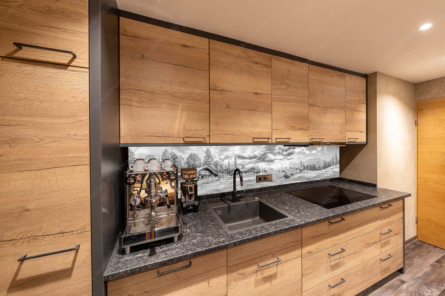 Friedliche Almwiese bei Mittenwald mit Karwendel im Morgenlicht - Oimarisch - Küchenspiegel - Größe ca. 270x54cm, Seitenverhältnis 5:1 - Mittenwald Buckelwiesen Alm - weitere Infos unter https://www.kriner-weiermann.de