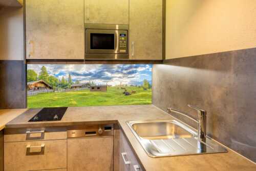 Friedliche Almwiese bei Mittenwald mit Karwendel im Morgenlicht - Oimarisch - Küchenrückwand - Größe ca. 150x60cm, Seitenverhältnis 2,5:1 - Mittenwald Buckelwiesen Alm - weitere Infos unter https://www.kriner-weiermann.de