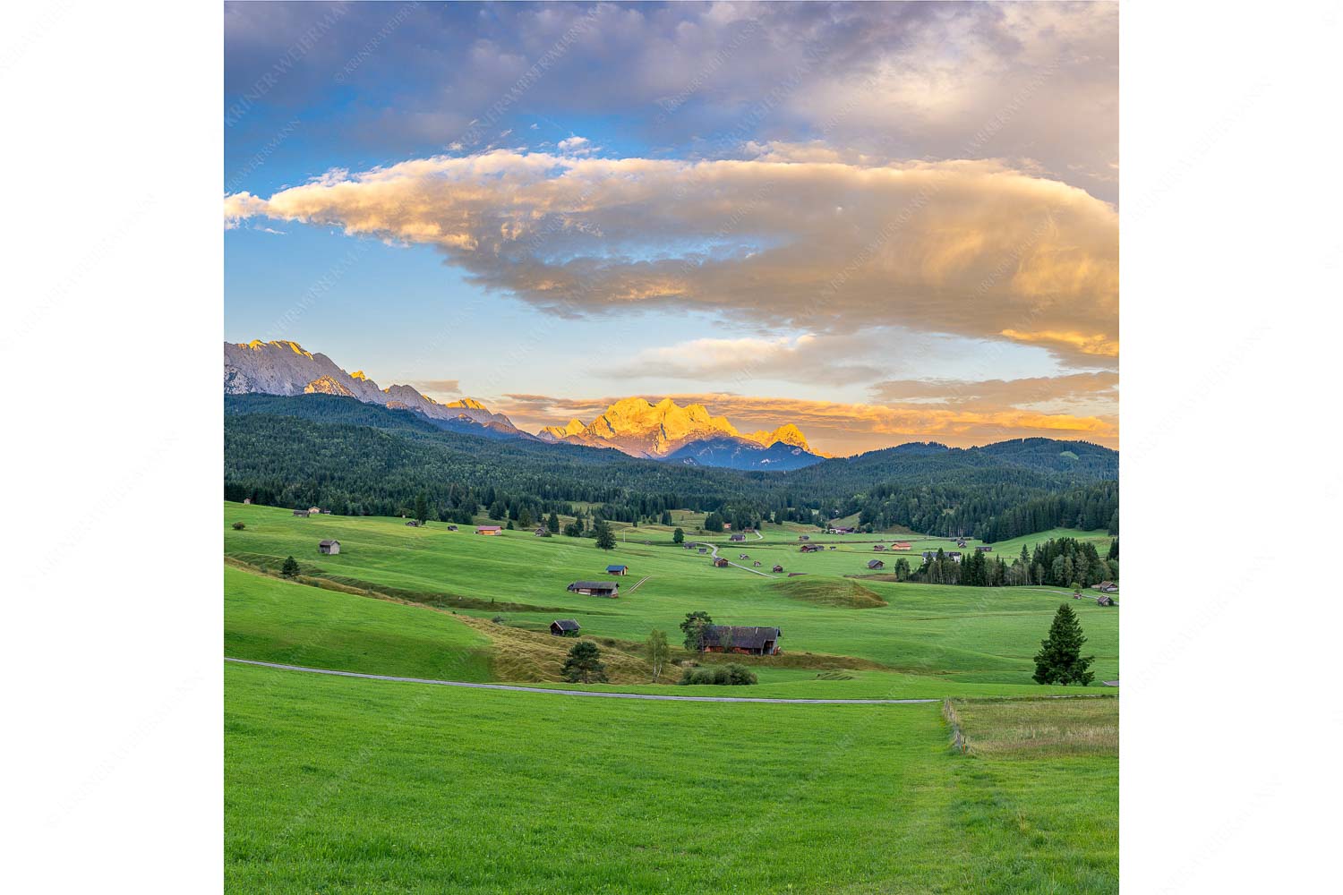 Wunderbares Werdenfels – Seitenverhältnis 1:1 — Karwendel Wetterstein und Estergebirge Erstes Sonnenlicht am Zugspitzmassiv