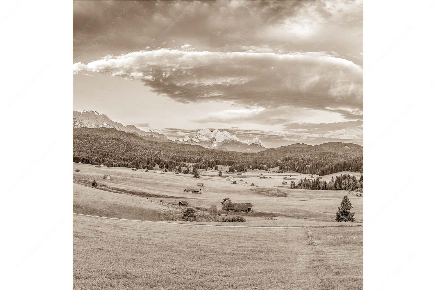 Erstes Sonnenlicht am Zugspitzmassiv