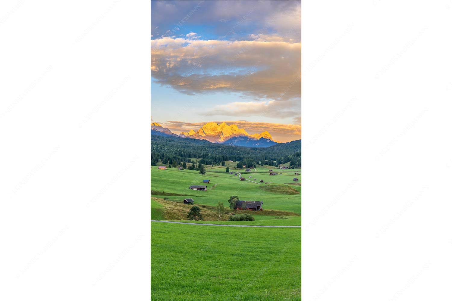 Erstes Sonnenlicht am Zugspitzmassiv - Wunderbares Werdenfels - Seitenverhältnis 1:2 - Karwendel Wetterstein und Estergebirge - weitere Infos unter https://www.kriner-weiermann.de