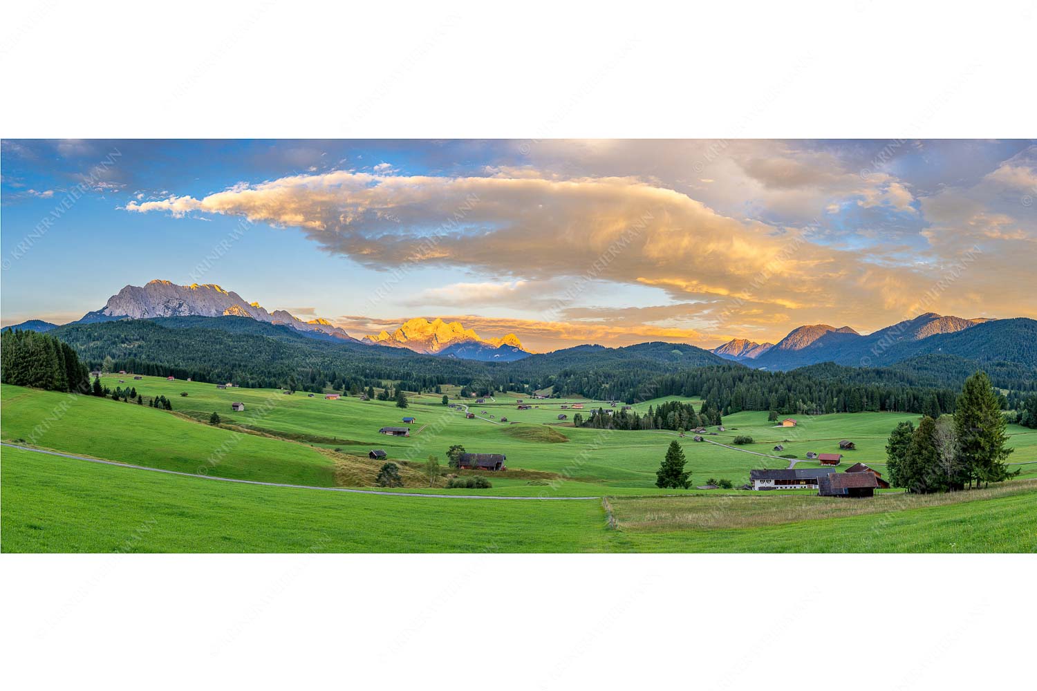 Erstes Sonnenlicht am Zugspitzmassiv