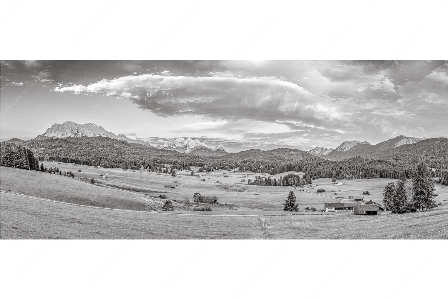 Wunderbares Werdenfels – Seitenverhältnis 2,5:1 — Karwendel Wetterstein und Estergebirge Erstes Sonnenlicht am Zugspitzmassiv
