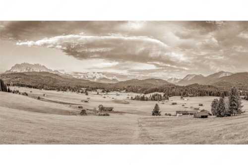 Erstes Sonnenlicht am Zugspitzmassiv - Wunderbares Werdenfels - Seitenverhältnis 2:1 - Karwendel Wetterstein und Estergebirge - weitere Infos unter https://www.kriner-weiermann.de
