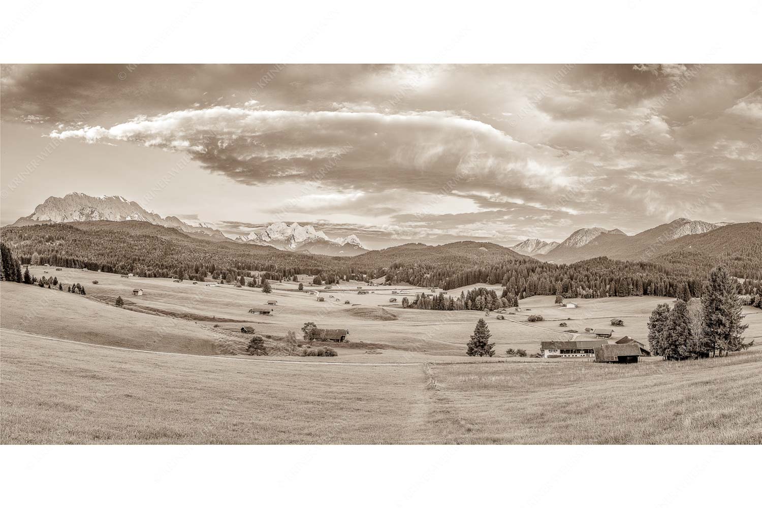 Wunderbares Werdenfels – Seitenverhältnis 2:1 — Karwendel Wetterstein und Estergebirge Erstes Sonnenlicht am Zugspitzmassiv