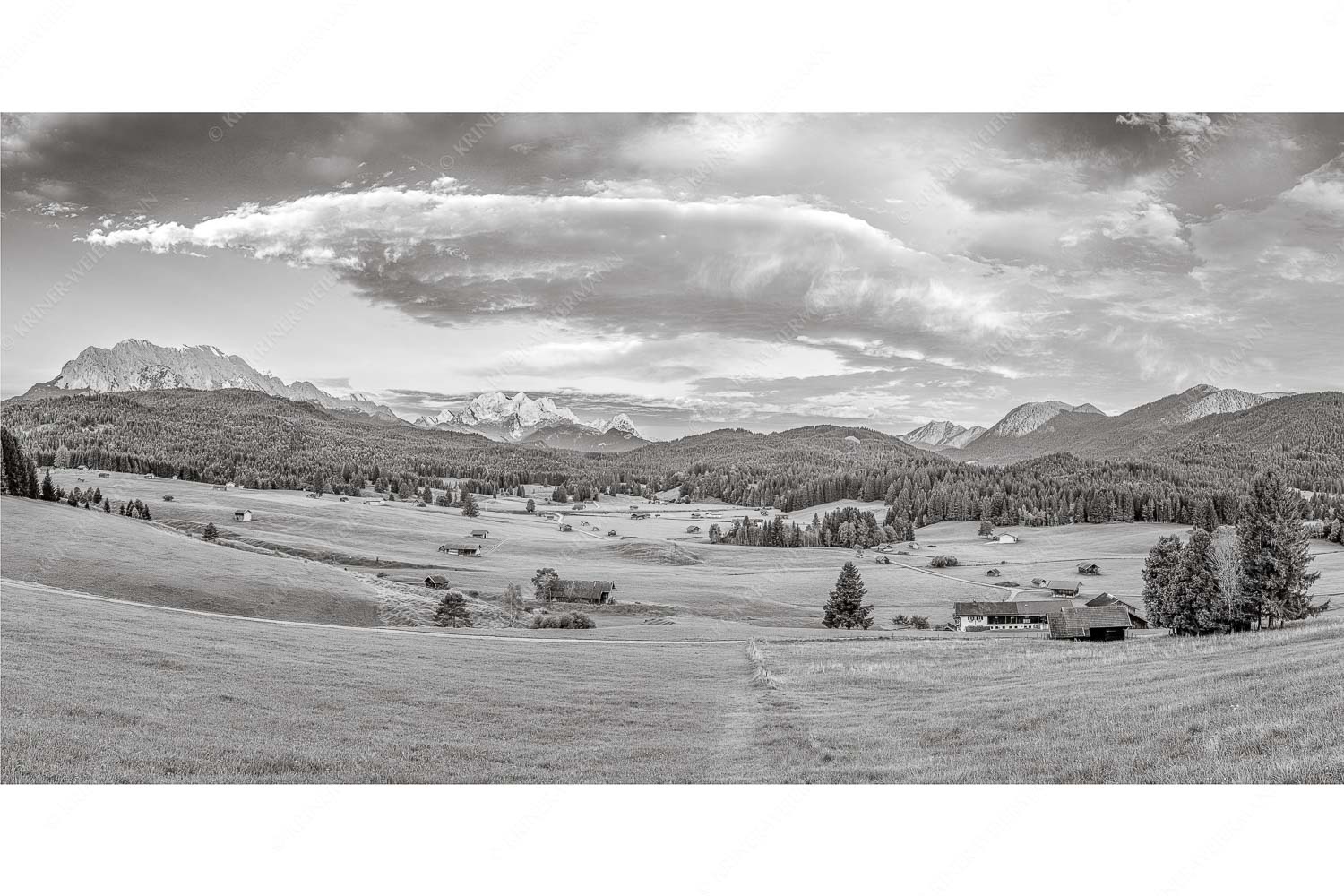 Wunderbares Werdenfels – Seitenverhältnis 2:1 — Karwendel Wetterstein und Estergebirge Erstes Sonnenlicht am Zugspitzmassiv