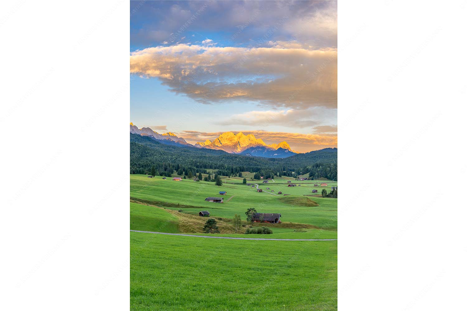 Wunderbares Werdenfels – Seitenverhältnis 2:3 — Karwendel Wetterstein und Estergebirge Erstes Sonnenlicht am Zugspitzmassiv