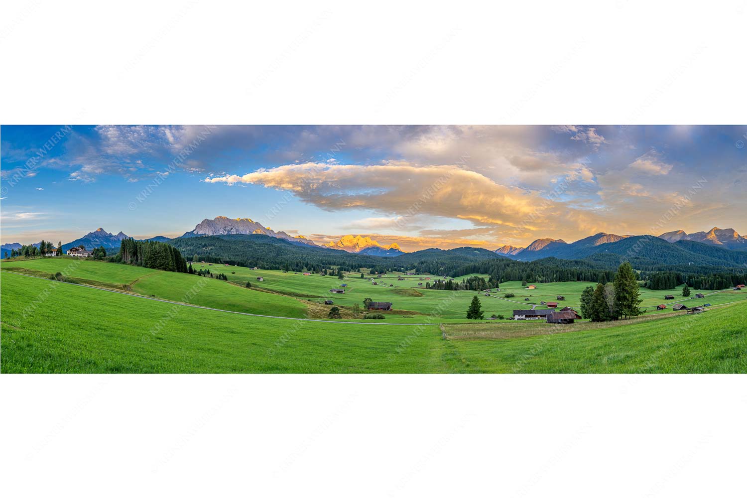 Wunderbares Werdenfels – Seitenverhältnis 3:1 — Karwendel Wetterstein und Estergebirge Erstes Sonnenlicht am Zugspitzmassiv