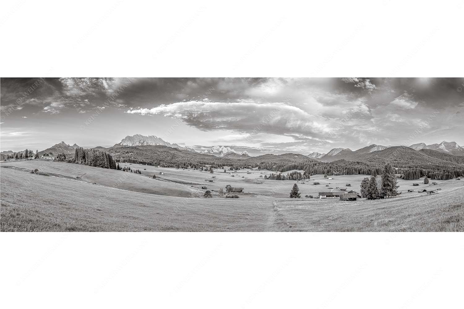 Erstes Sonnenlicht am Zugspitzmassiv