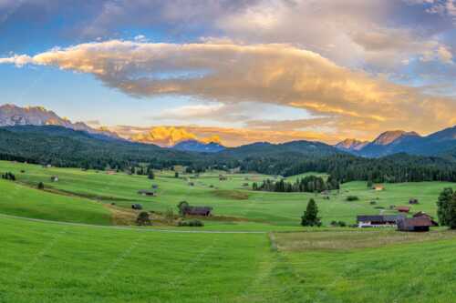 Erstes Sonnenlicht am Zugspitzmassiv - Wunderbares Werdenfels - Seitenverhältnis 3:2 - Karwendel Wetterstein und Estergebirge - weitere Infos unter https://www.kriner-weiermann.de