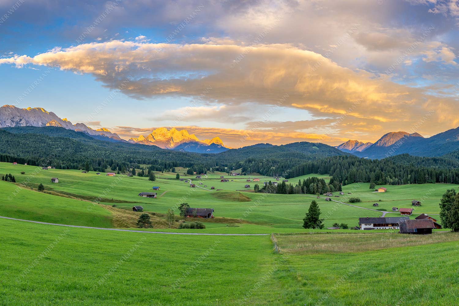 Erstes Sonnenlicht am Zugspitzmassiv