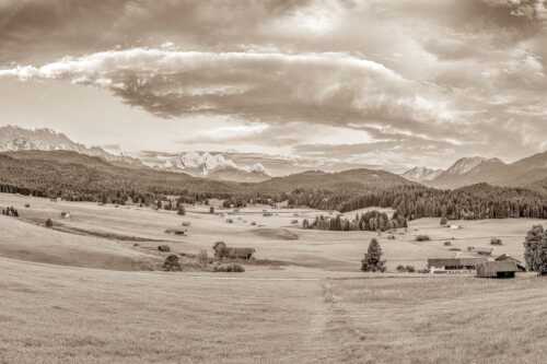 Erstes Sonnenlicht am Zugspitzmassiv - Wunderbares Werdenfels - Seitenverhältnis 3:2 - Karwendel Wetterstein und Estergebirge - weitere Infos unter https://www.kriner-weiermann.de