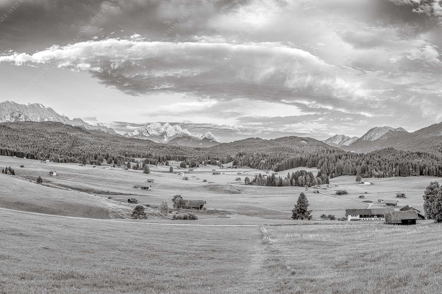 Wunderbares Werdenfels – Seitenverhältnis 3:2 — Karwendel Wetterstein und Estergebirge Erstes Sonnenlicht am Zugspitzmassiv