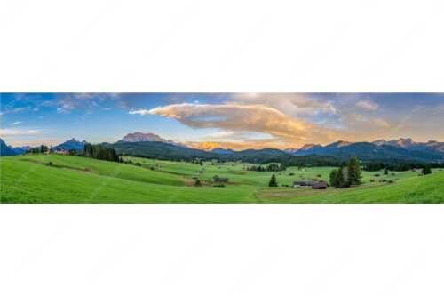 Erstes Sonnenlicht am Zugspitzmassiv - Wunderbares Werdenfels - Seitenverhältnis 4:1 - Karwendel Wetterstein und Estergebirge - weitere Infos unter https://www.kriner-weiermann.de
