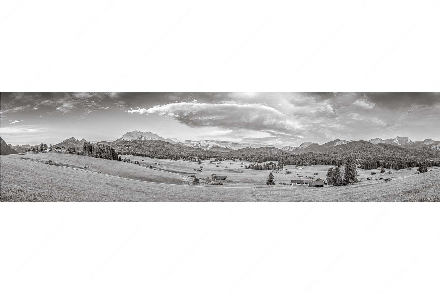 Wunderbares Werdenfels – Seitenverhältnis 4:1 — Karwendel Wetterstein und Estergebirge Erstes Sonnenlicht am Zugspitzmassiv