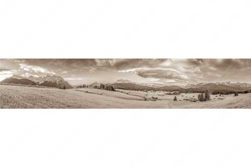 Erstes Sonnenlicht am Zugspitzmassiv - Wunderbares Werdenfels - Seitenverhältnis 5:1 - Karwendel Wetterstein und Estergebirge - weitere Infos unter https://www.kriner-weiermann.de