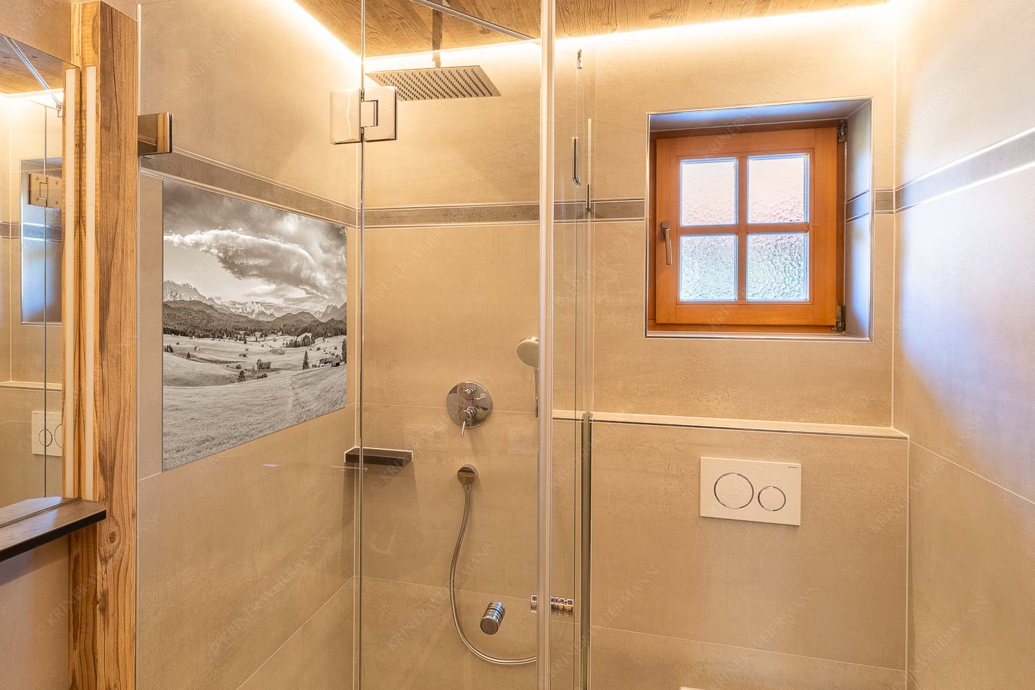 Wunderbares Werdenfels – Glasbild – Größe ca. 120x80cm, Seitenverhältnis 3:2 — Karwendel Wetterstein und Estergebirge Erstes Sonnenlicht am Zugspitzmassiv - Wunderbares Werdenfels - Glasbild - Größe ca. 120x80cm, Seitenverhältnis 3:2 - Karwendel Wetterstein und Estergebirge - weitere Infos unter https://www.kriner-weiermann.de