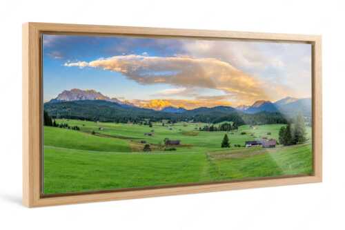 Erstes Sonnenlicht am Zugspitzmassiv - Wunderbares Werdenfels - Foto im Schattenfugen-Rahmen, Seitenverhältnis 2:1 - Karwendel Wetterstein und Estergebirge - weitere Infos unter https://www.kriner-weiermann.de