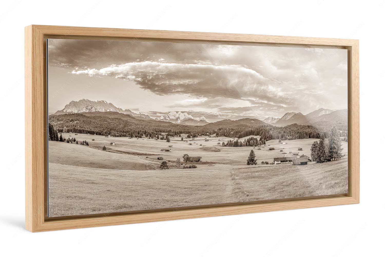 Wunderbares Werdenfels – Foto im Schattenfugen-Rahmen, Seitenverhältnis 2:1 — Karwendel Wetterstein und Estergebirge Erstes Sonnenlicht am Zugspitzmassiv - Wunderbares Werdenfels - Foto im Schattenfugen-Rahmen, Seitenverhältnis 2:1 - Karwendel Wetterstein und Estergebirge - weitere Infos unter https://www.kriner-weiermann.de