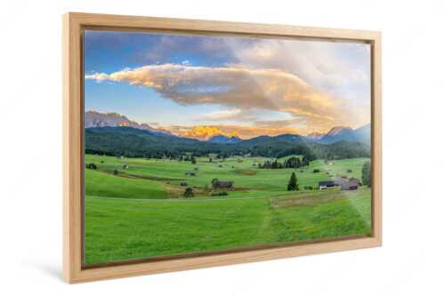 Erstes Sonnenlicht am Zugspitzmassiv - Wunderbares Werdenfels - Foto im Schattenfugen-Rahmen, Seitenverhältnis 3:2 - Karwendel Wetterstein und Estergebirge - weitere Infos unter https://www.kriner-weiermann.de
