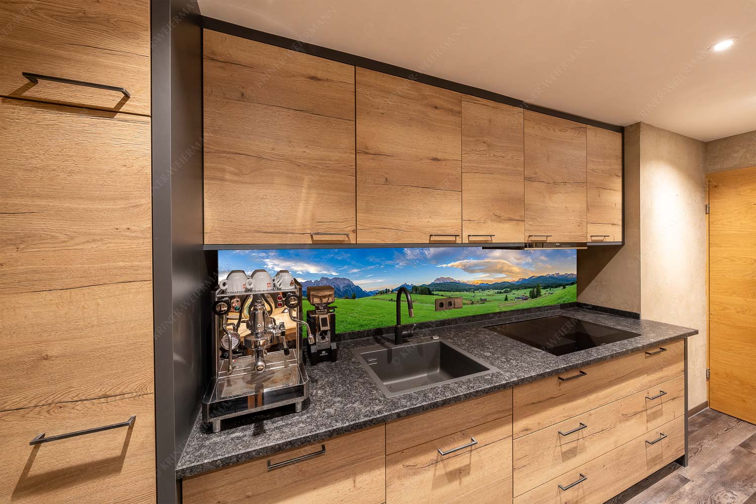 Wunderbares Werdenfels – Küchenspiegel – Größe ca. 270x54cm, Seitenverhältnis 5:1 — Karwendel Wetterstein und Estergebirge Erstes Sonnenlicht am Zugspitzmassiv - Wunderbares Werdenfels - Küchenspiegel - Größe ca. 270x54cm, Seitenverhältnis 5:1 - Karwendel Wetterstein und Estergebirge - weitere Infos unter https://www.kriner-weiermann.de