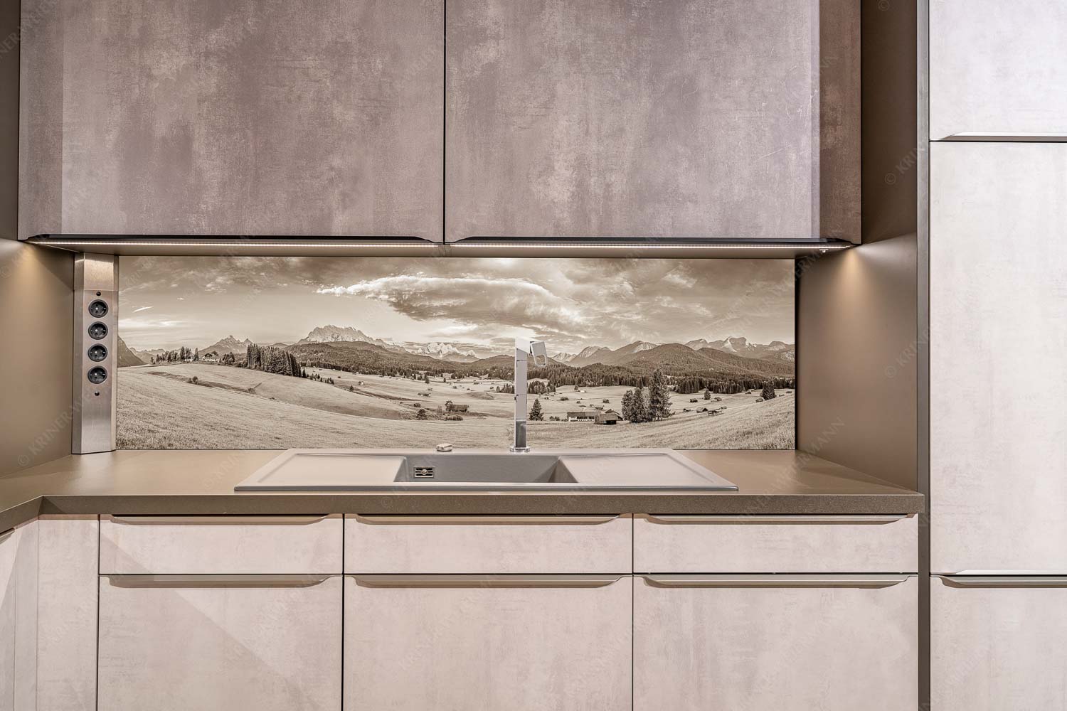 Wunderbares Werdenfels – Küchenrückwand – Größe ca. 200x50cm, Seitenverhältnis ca: 4:1 — Karwendel Wetterstein und Estergebirge Erstes Sonnenlicht am Zugspitzmassiv - Wunderbares Werdenfels - Küchenrückwand - Größe ca. 200x50cm, Seitenverhältnis ca: 4:1 - Karwendel Wetterstein und Estergebirge - weitere Infos unter https://www.kriner-weiermann.de