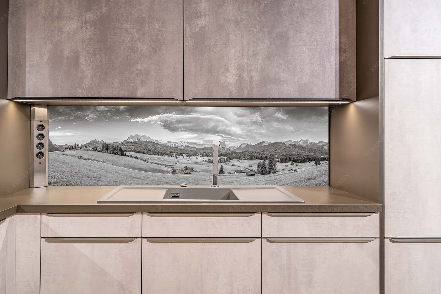 Wunderbares Werdenfels – Küchenrückwand – Größe ca. 200x50cm, Seitenverhältnis ca: 4:1 — Karwendel Wetterstein und Estergebirge Erstes Sonnenlicht am Zugspitzmassiv - Wunderbares Werdenfels - Küchenrückwand - Größe ca. 200x50cm, Seitenverhältnis ca: 4:1 - Karwendel Wetterstein und Estergebirge - weitere Infos unter https://www.kriner-weiermann.de