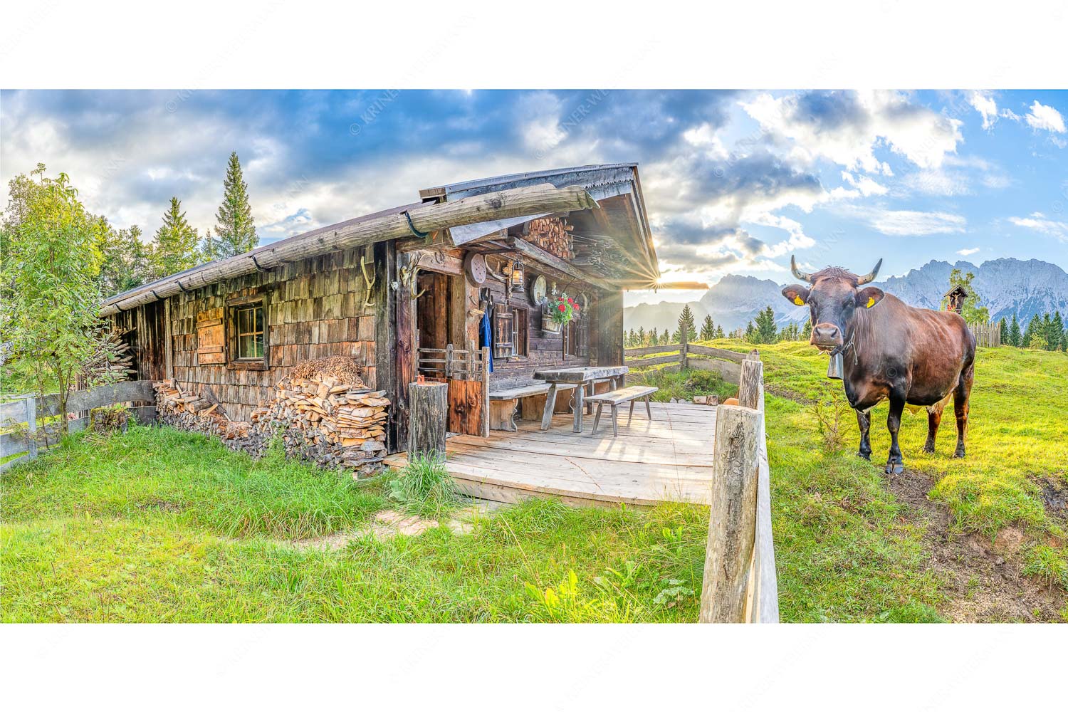 Malerische Almhütte bei Mittenwald mit Karwendel