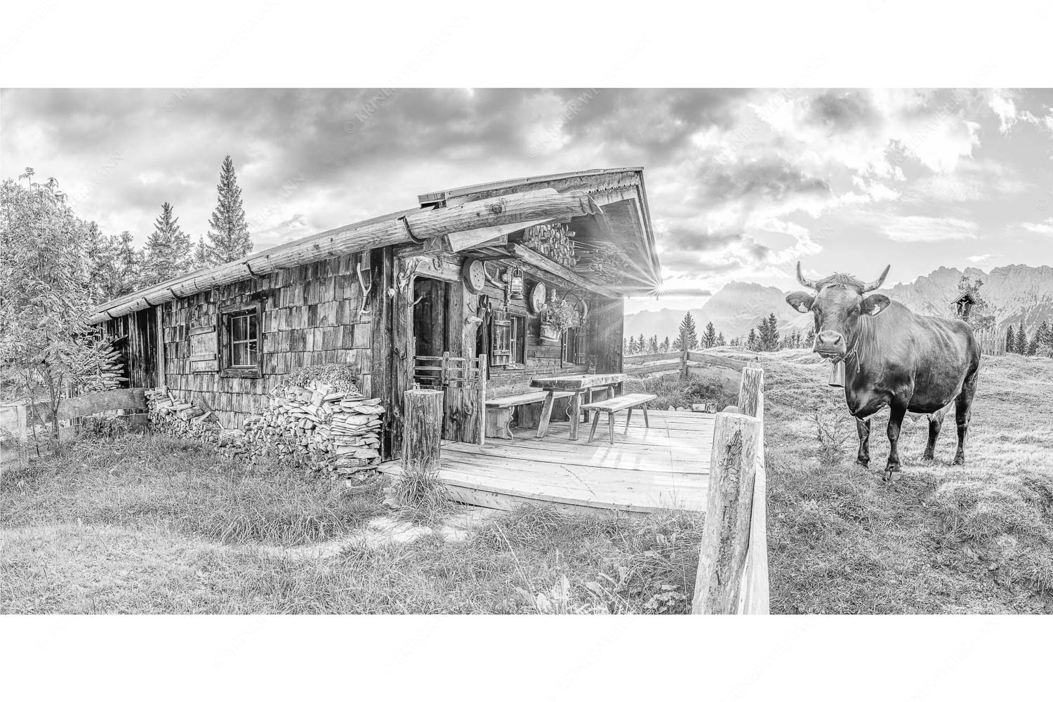 Malerische Almhütte bei Mittenwald mit Karwendel