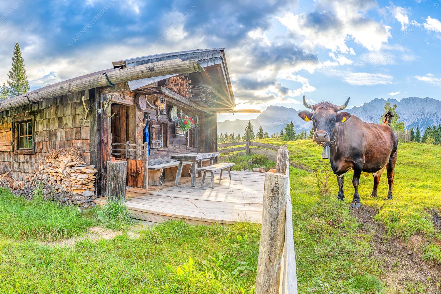 Almbiente II – Seitenverhältnis 3:2 — Mittenwald Alm Buckelwiesen Karwendel Malerische Almhütte bei Mittenwald mit Karwendel - Almbiente II - Seitenverhältnis 3:2 - Mittenwald Alm Buckelwiesen Karwendel - weitere Infos unter https://www.kriner-weiermann.de