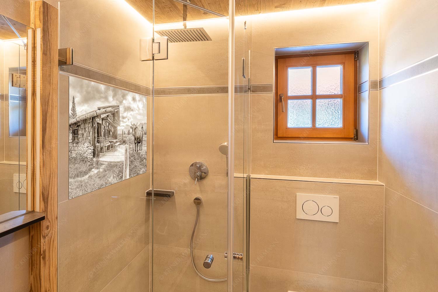 Malerische Almhütte bei Mittenwald mit Karwendel - Almbiente II - Glasbild - Größe ca. 120x80cm, Seitenverhältnis 3:2 - Mittenwald Alm Buckelwiesen Karwendel - weitere Infos unter https://www.kriner-weiermann.de