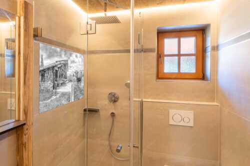 Malerische Almhütte bei Mittenwald mit Karwendel - Almbiente II - Glasbild - Größe ca. 120x80cm, Seitenverhältnis 3:2 - Mittenwald Alm Buckelwiesen Karwendel - weitere Infos unter https://www.kriner-weiermann.de