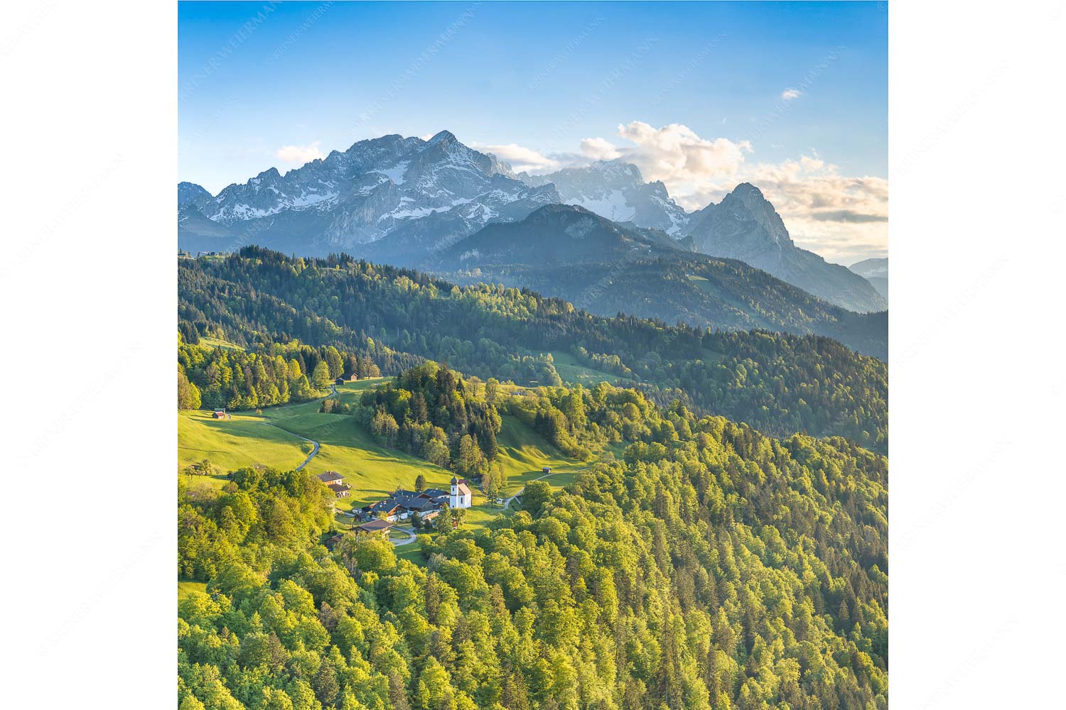 Blick über die Ortschaft Wamberg zum Zugspitzmassiv im Wettersteingebirge