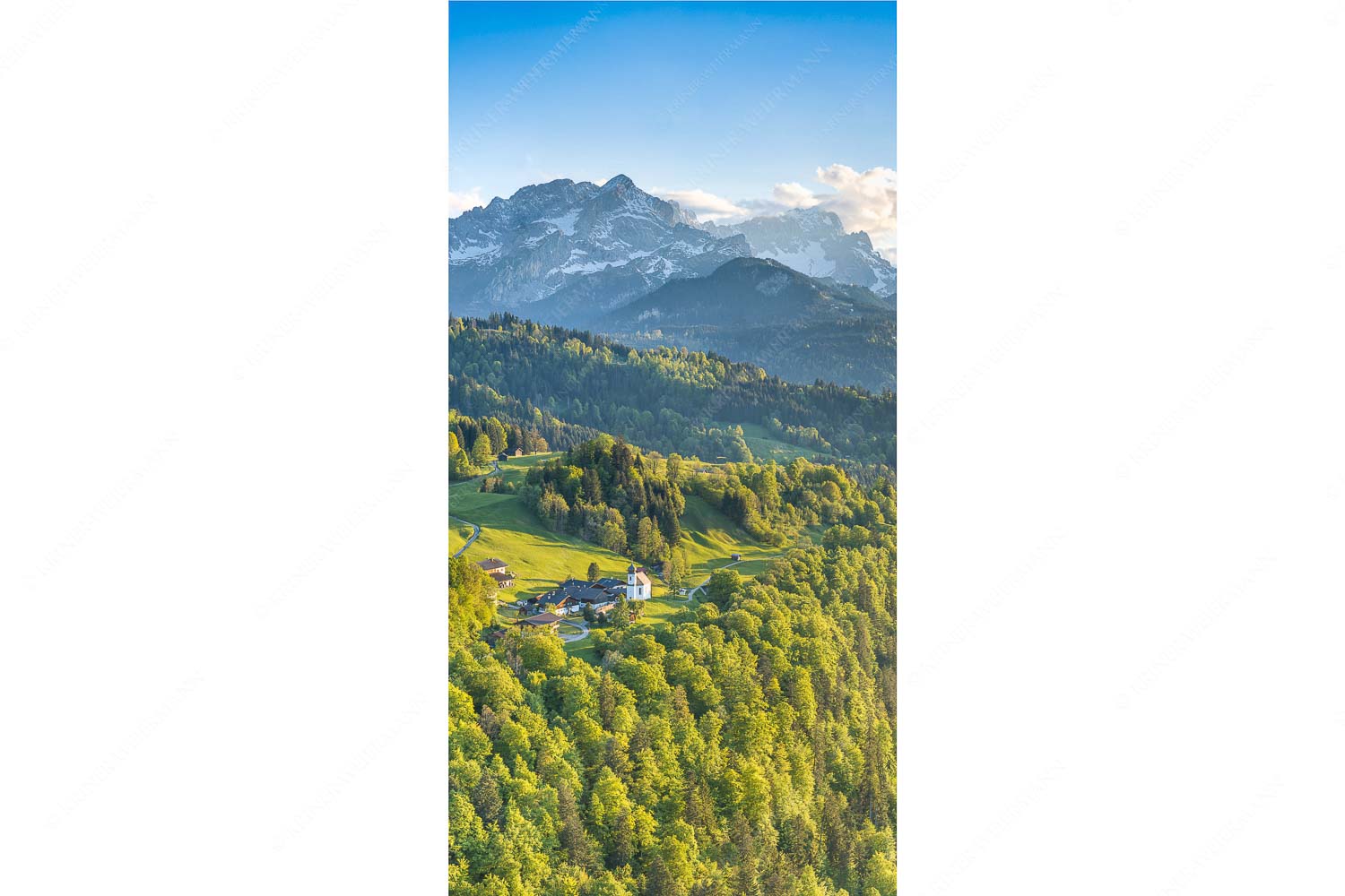 Blick über die Ortschaft Wamberg zum Zugspitzmassiv im Wettersteingebirge