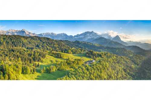 Blick über die Ortschaft Wamberg zum Zugspitzmassiv im Wettersteingebirge - Alpendorf - Seitenverhältnis 2,5:1 - Wamberg mit Wetterstein - weitere Infos unter https://www.kriner-weiermann.de