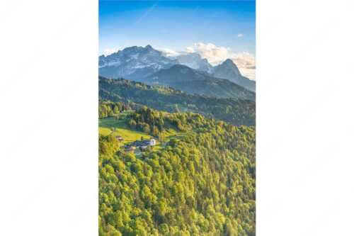 Blick über die Ortschaft Wamberg zum Zugspitzmassiv im Wettersteingebirge - Alpendorf - Seitenverhältnis 2:3 - Wamberg mit Wetterstein - weitere Infos unter https://www.kriner-weiermann.de