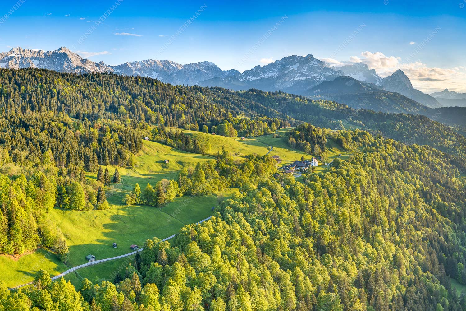 Blick über die Ortschaft Wamberg zum Zugspitzmassiv im Wettersteingebirge - Alpendorf - Seitenverhältnis 3:2 - Wamberg mit Wetterstein - weitere Infos unter https://www.kriner-weiermann.de