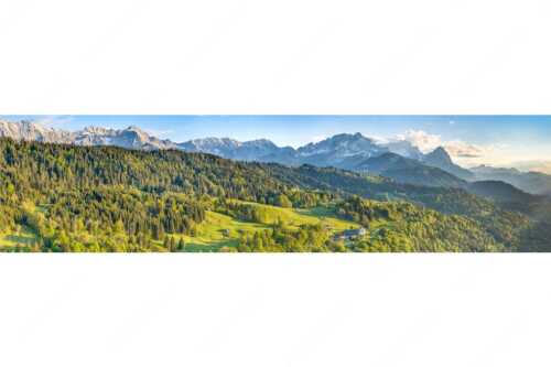 Blick über die Ortschaft Wamberg zum Zugspitzmassiv im Wettersteingebirge - Alpendorf - Seitenverhältnis 4:1 - Wamberg mit Wetterstein - weitere Infos unter https://www.kriner-weiermann.de